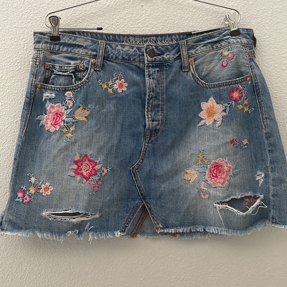 American Eagle Outfitters Dresses & Skirts - American Eagle distressed floral embroidery denim skirt size 14